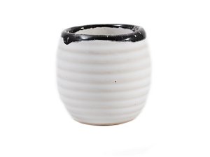 Kalíšek na sake keramický bílý s černým lemováním