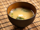 Polévka miso s wakame a tofu