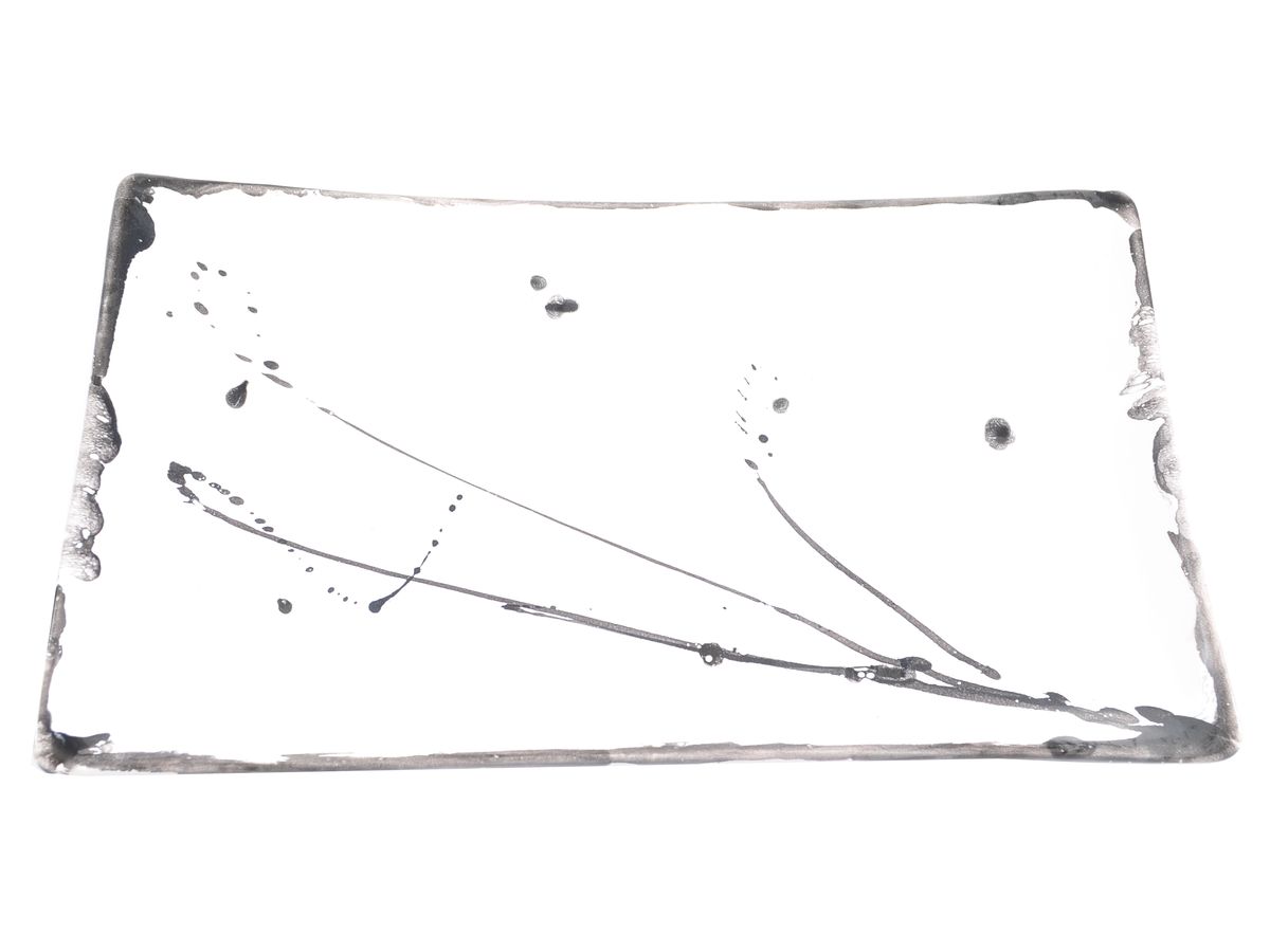Tác Edako keramický, hranatý se zvýšeným okrajem, bílý s kaňkami 28 cm x 15,5 cm x 3 cm