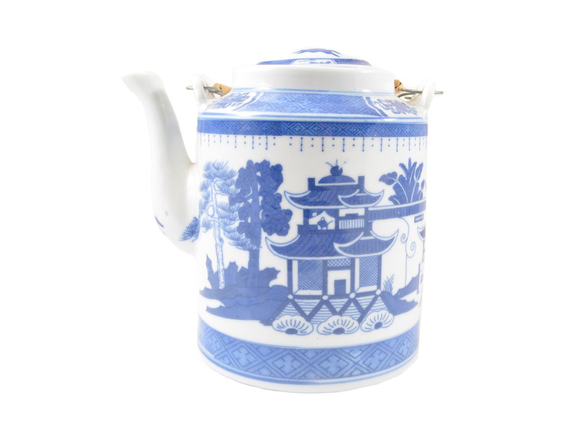 Konvice na čaj bílomodrá porcelánová motiv pagody 1,3 l