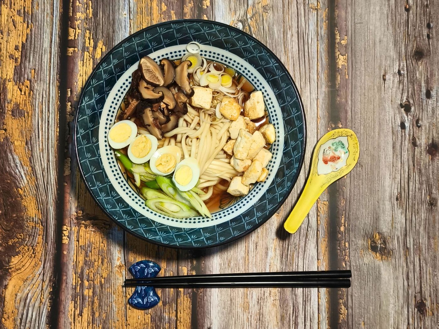Udon se smaženým tofu, houbami shiitake a křepelčími vejci